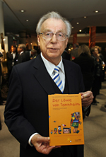 Lothar Spät mit dem Buch Der Loewe von Tannheim auf der Veranstaltung für dei Herzenssache